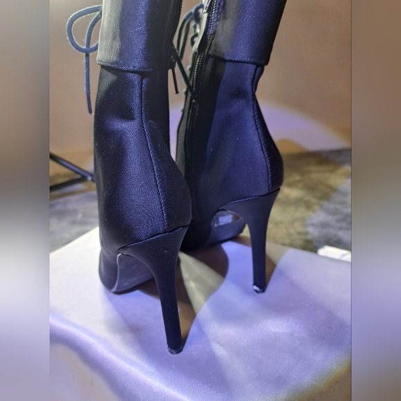 Goth Looking THOUNG FREE Black Beauties AKIRA - Picture 2 of 5